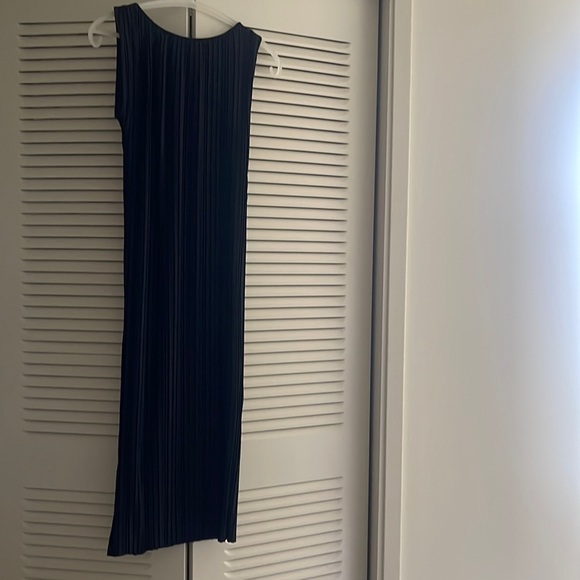 Uniqlo Black Pleated Sleeveless Dress - Picture 3 of 7